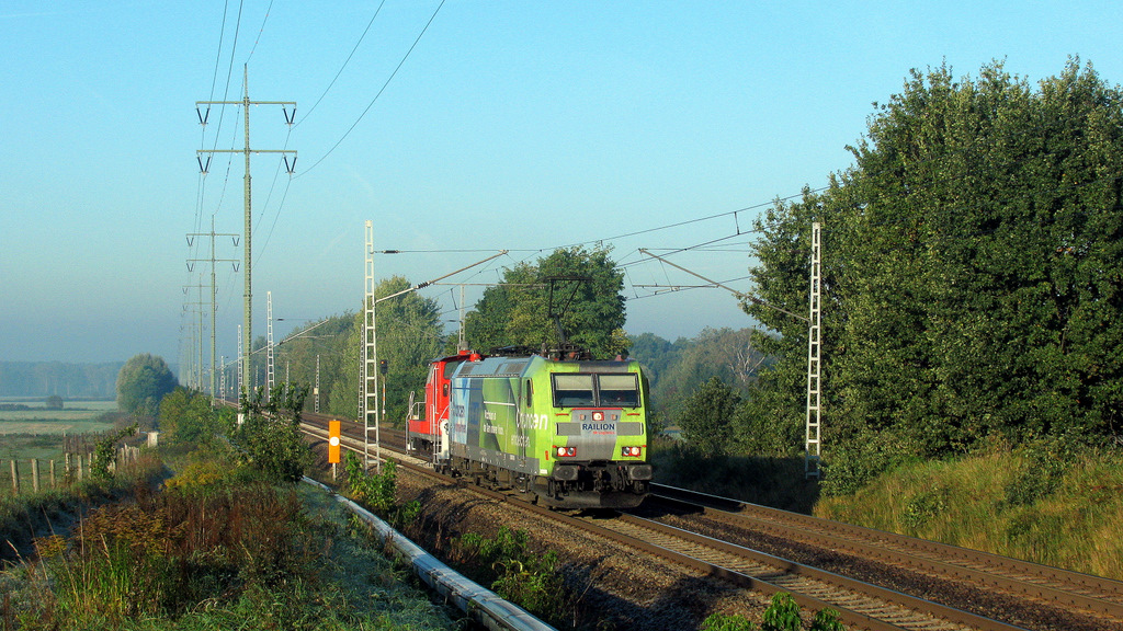 Grte berraschung war am 11.10. 185 152-6 als sie mit diesem Dreibein Richtung Glasower Damm fuhr.