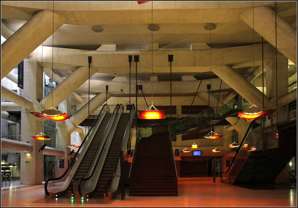 Groß dimensionierte Zugangsbauwerke - 

Richtig groß ist diese unterirdische Halle an der RER-Station Haussmann - Saint-Lazare in Paris. 

19.07.2012 (M)