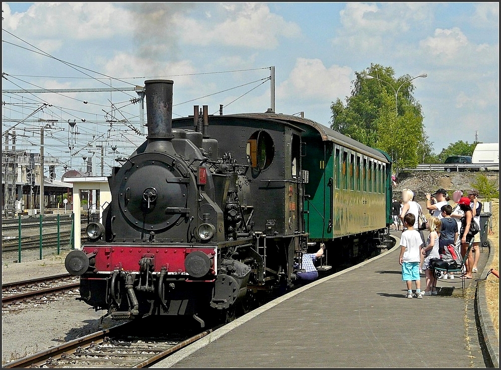 Gro und Klein beobachten sehr genau das Ankuppeln der Dampflok AL-T 3 6114 an die Museumswagen des Train 1900 am Bahnsteig in Ptange am 11.07.10. (Jeanny)