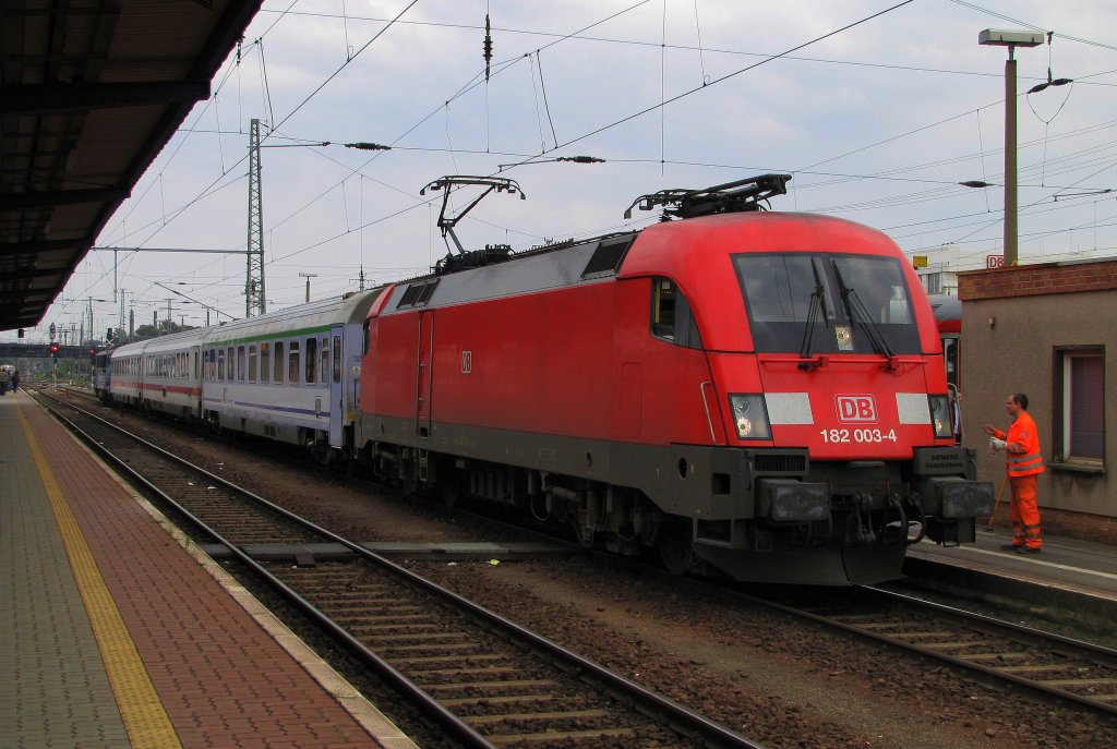 Groaufnahme des EC 341  Wawel  (Lneburg -> Krakow Glowny). Bis Cottbus hat 182 003-4 den Zug gebracht, ab jetzt bernimmt eine polnische Lok den EC und fhrt in ber die Grenze nach Polen. 04.10.2010