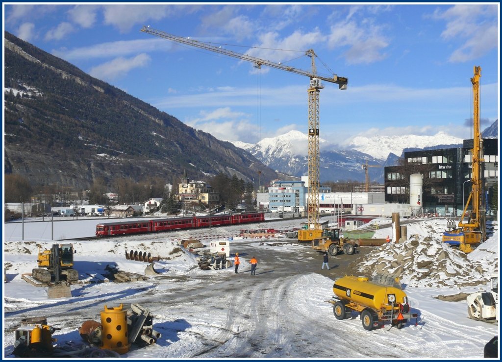 Grossbaustelle Kalchbhlquartier in Chur West mit Be 4/4 Pendelzug. (03.02.2010)