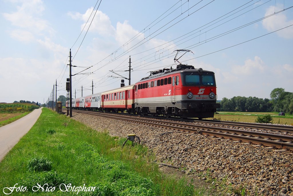 Groe Augen machte 1142 694-7 mit REX 5920 Linz Hbf. - Passau Hbf.,Pasching (sterreichurlaub 18.08.09)