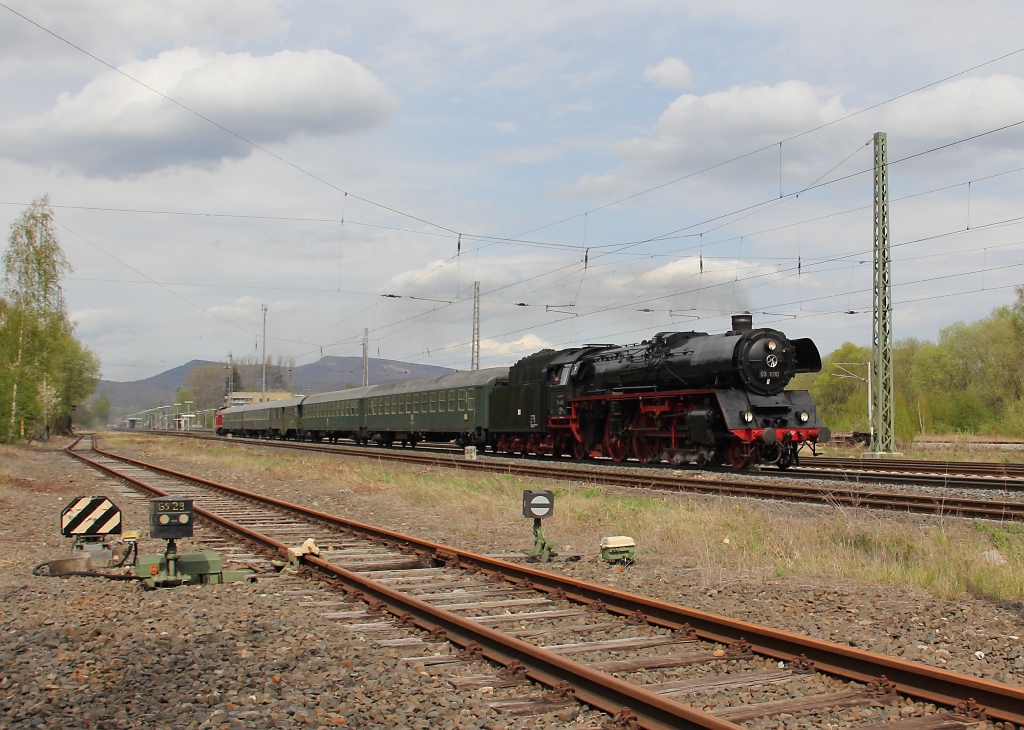  Groe  Ereignisse werfen ihre Schatten voraus: 03 1010 mit dem Vienenburger-Wagenpark war am 27.04.2012 auf Fahrt von Vienenburg nach Bebra zu den am nchsten Tag stattfinden 4. Bebraer Dampftagen. Hier bei Eschwege West. Am Zugschluss hing noch 211 019-5.