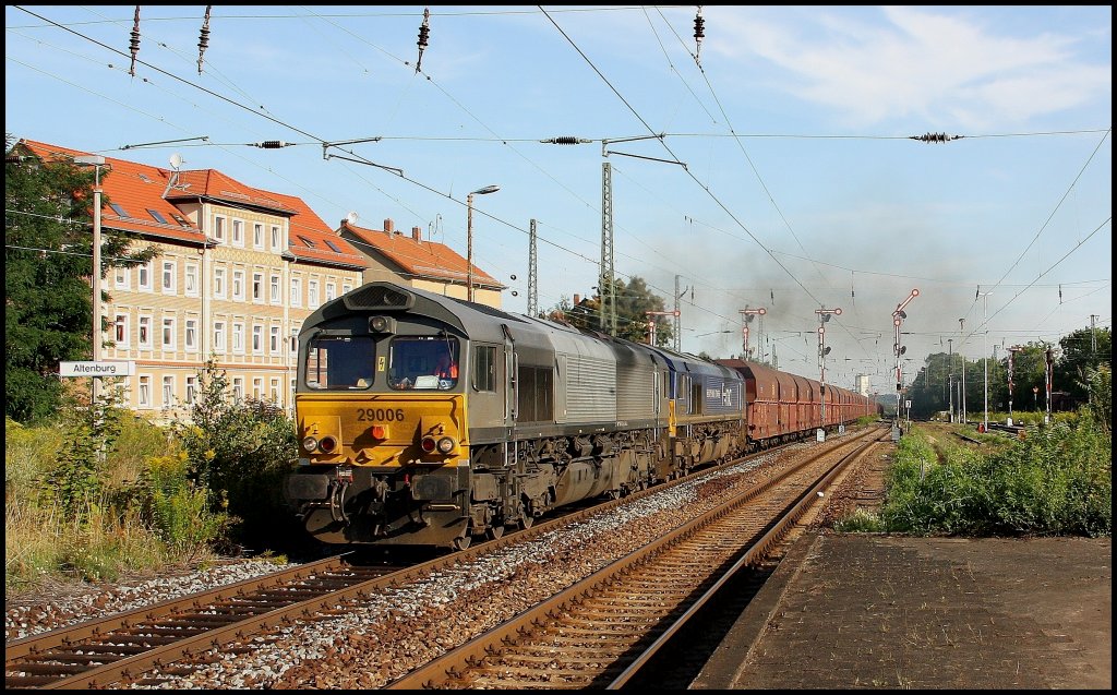 Gro�e Fuhre f�r die zwei Class66 von Heavy Haul Power. Sie ziehen hier den Kohlependel von Profen nach Chemnitz durch den Altenburger Bahnhof.