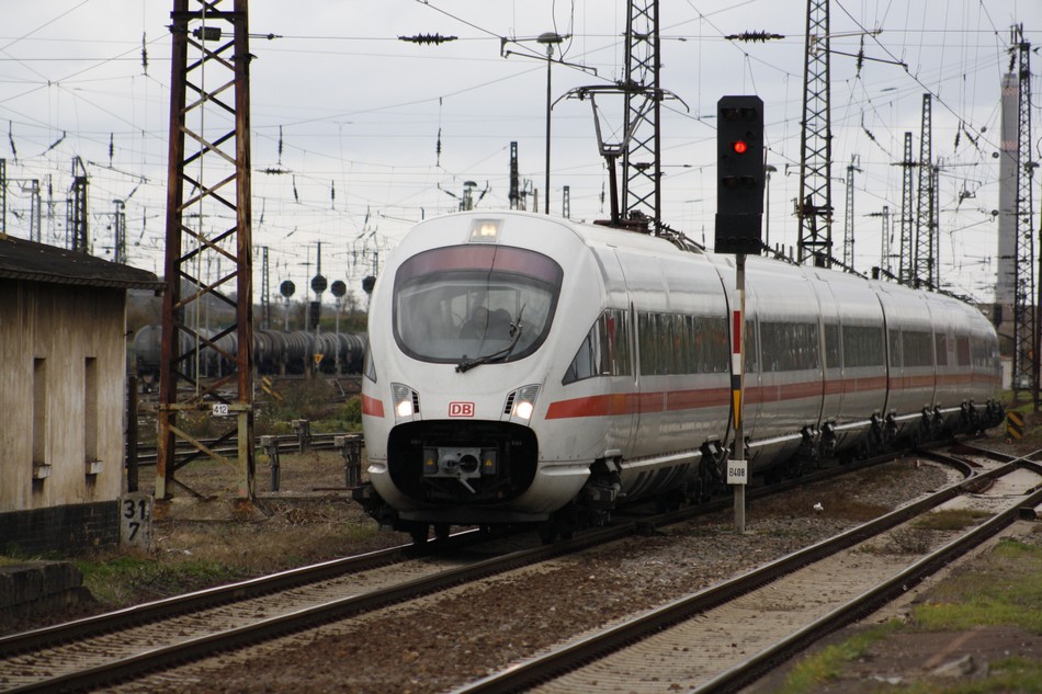 Groe  Klappe  hat ein ICE III, dessen Nr. mir leider entgangen ist, am 04.11.2010 bei der Durchfahrt im Bhf. Grokorbetha. 