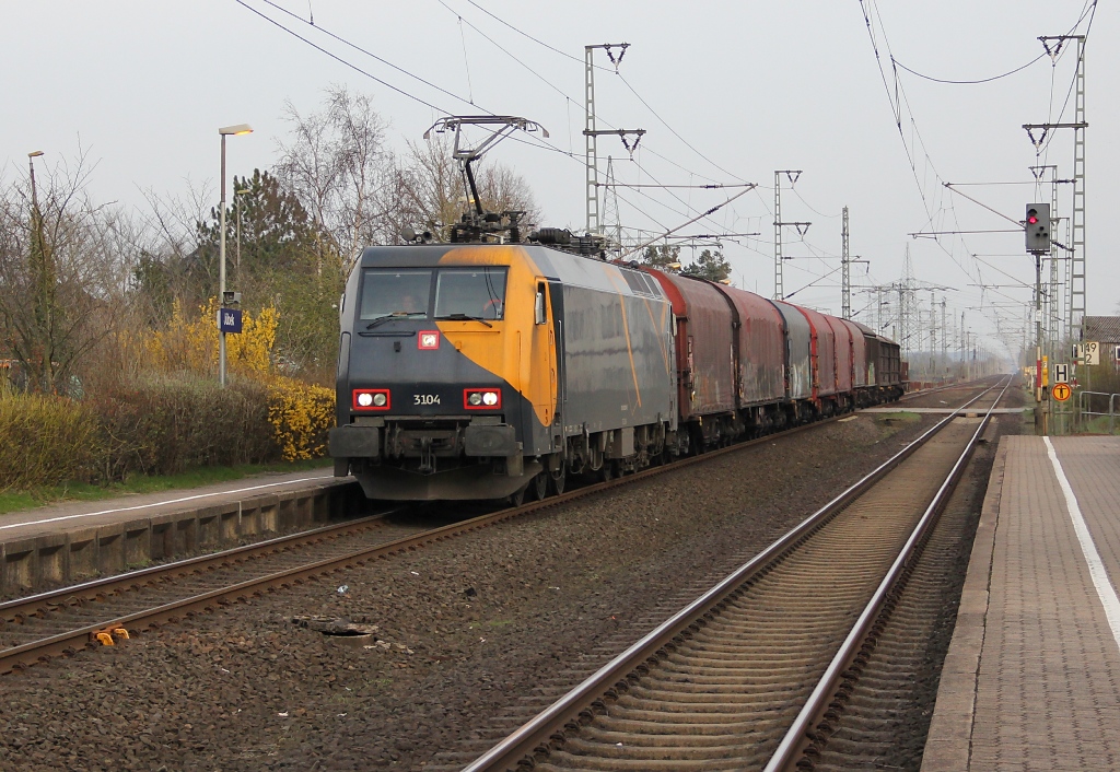 Groe Lok mit kleinem Gterzug. EG 3104 mit einem MoBA-Gz in Fahrtrichtung Flensburg. Aufgenommen am 11.04.2012 in Jbeck.