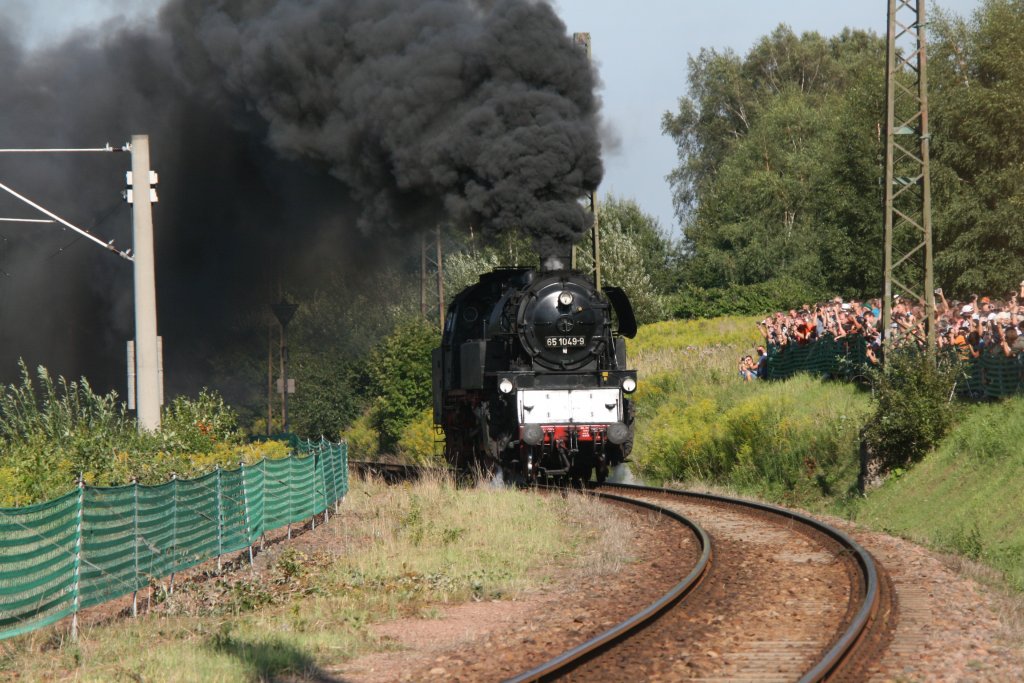 Grosse Lokparade zum 20. Heizhausfest vom 20.08.-22.08.2010 in Chemnitz-Hilbersdorf.Hier zeigt sich 65 1049 mit m�chtig viel Dampf dem Publikum.21.08.10.