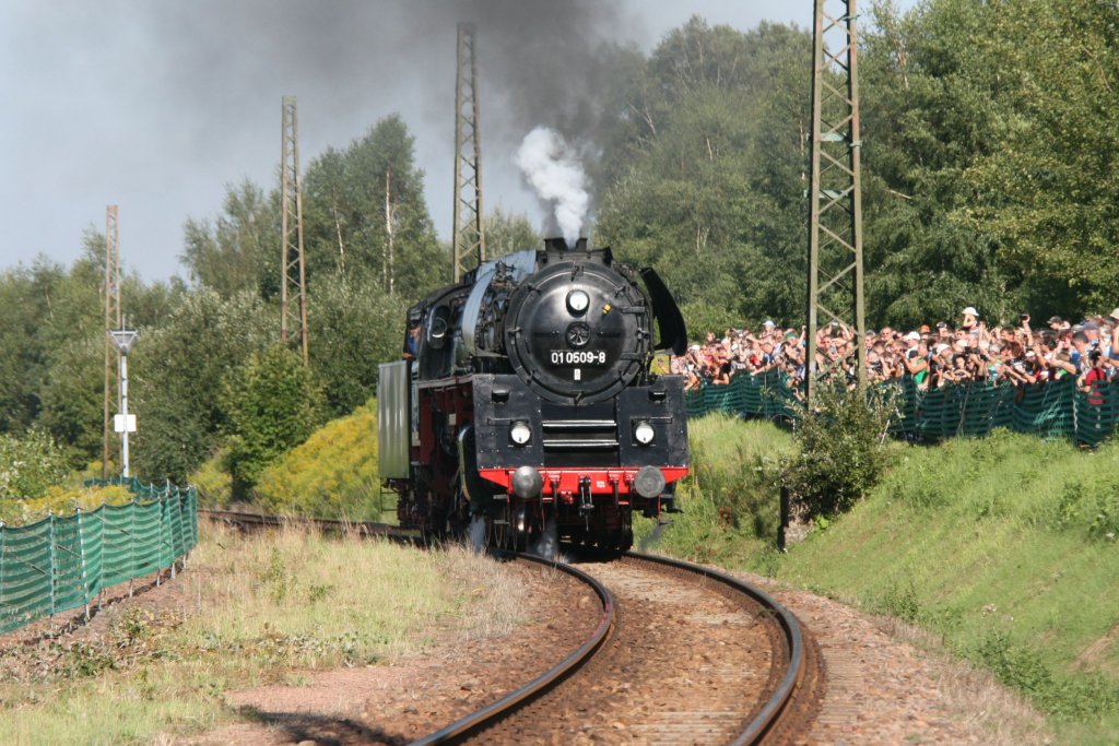 Grosse Lokparade zum 20. Heizhausfest vom 20.08.-22.08.2010 in Chemnitz-Hilbersdorf.Hier zeigt sich 01 0509 der Pressnitztalbahn dem Publikum.21.08.10.