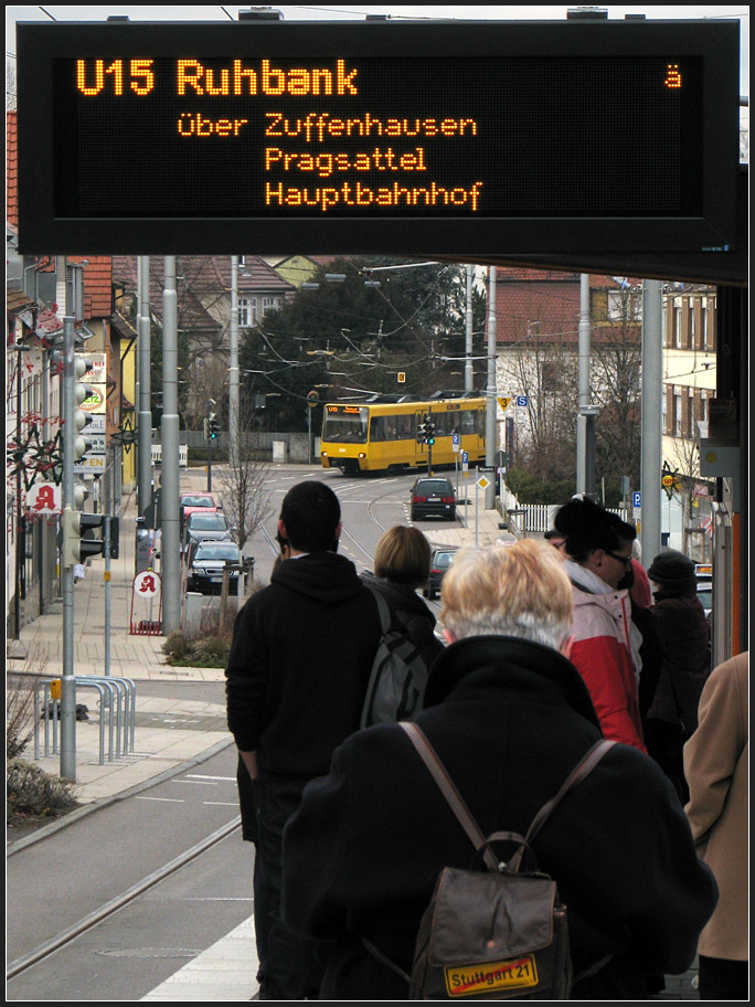 Großer Andrang - 

Am Eröffnungswochende probierten viele Leute den neuen Streckenabschnitt der U15 durch Stuttgart-Stammheim und Zuffenhausen aus. 1950 wurde Stammheim an die Straßenbahn angeschlossen, 2011 nun ans Stadtbahnnetz. Haltestelle  Korntaler Straße  in Stammheim. 

11.12.2011 (J)