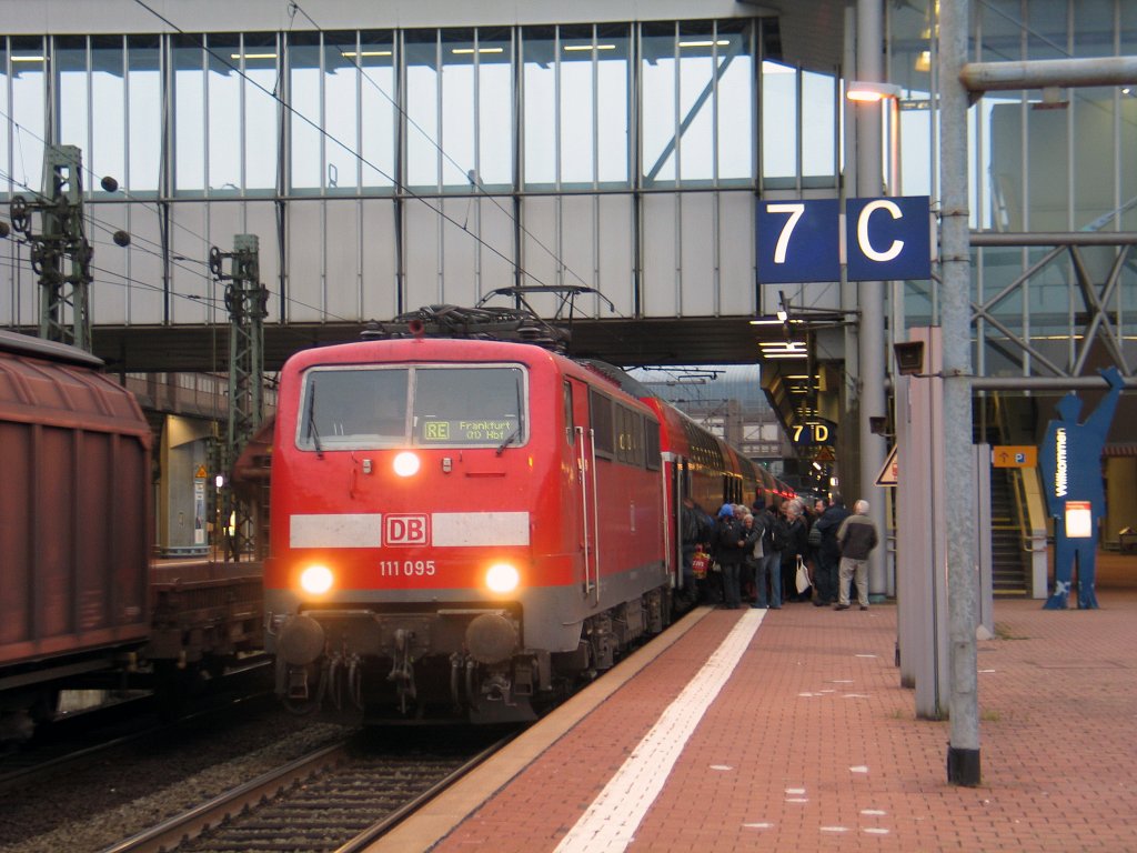 Groer Andrang am RE Richtung Frankfurt/M. mit der BR 111 095 kurz vor der Abfahrt in Kassel-Wilhelmshhe.