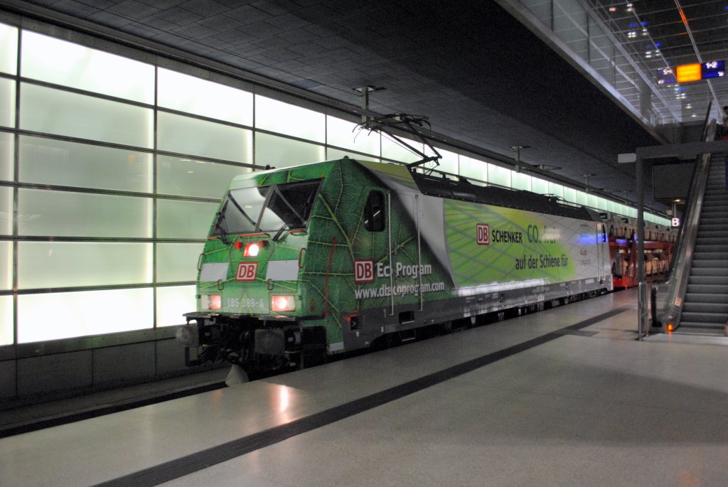 Grosser Bahnhof am Potsdamer Platz 12.08.2010. Ein DB Schenker Zug BR 185 389  mit  zwei Autotransportwagen voll Audi A4 im Nord- Sd Tunnel zur Vorstellung des neuen Umwelt Programms beider Firmen.Leider sind die Lichtverhltnise super Schlecht,sorry.