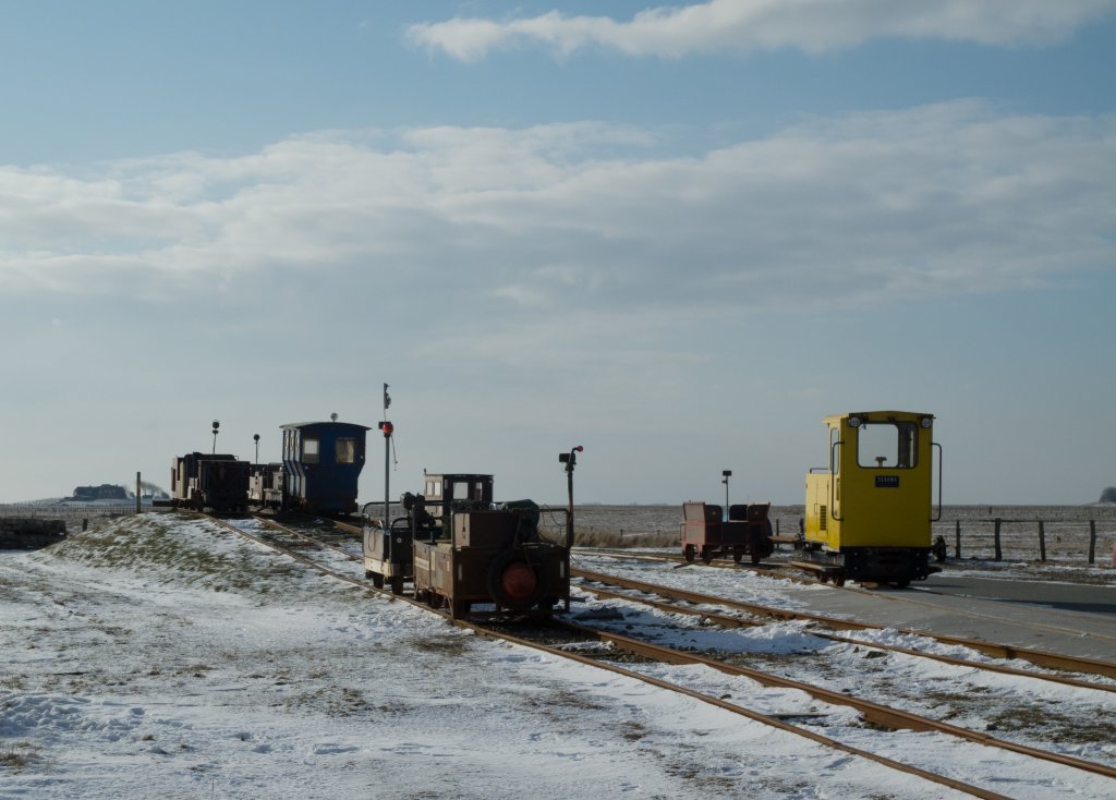  Groer Bahnhof : Der winterliche Lorenplatz in Langene (Halligbahn Dagebll - Oland - Langene) am 01.02.2012 