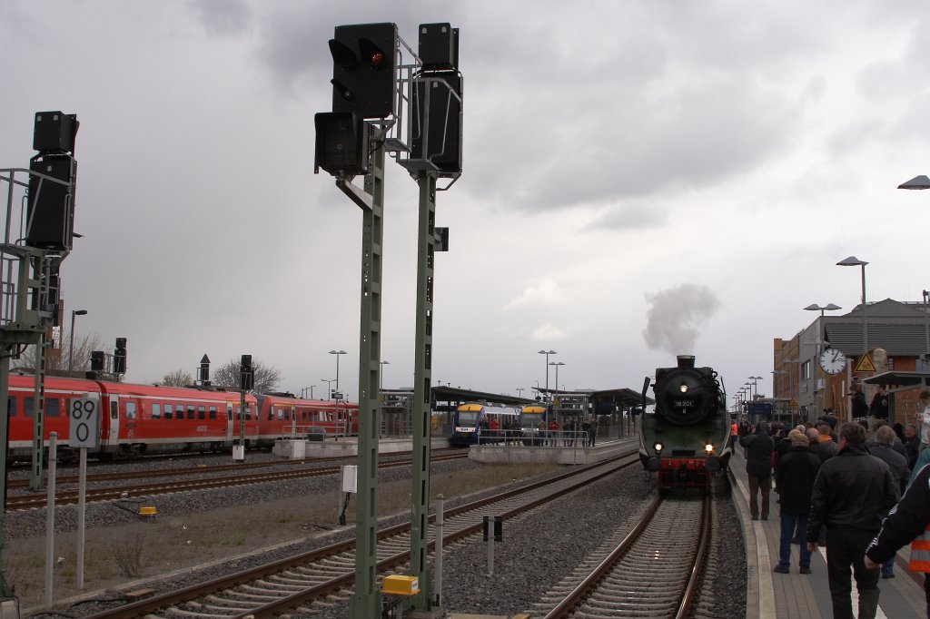 Gro�er Fotografenandrang am 07.04.2012 auf Bahnsteig 1 im Bahnhof Halberstadt, anl��lich des Besuchs von Schnellfahr-Dampflok 18 201, welche mit einem Zug der  Sonderzugveranstaltungen Chemnitz  im Rahmen einer gro�en Harzumrundung hier verweilte. Links ist ein aus Wernigerode kommender Triebwagenzug der Baureihe 612 zu sehen und in der Bildmitte zwei LINT 27-Triebwagen des  Harz-Elbe-Express (HEX).