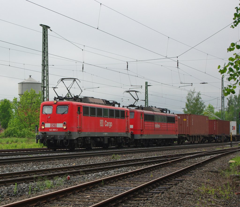 Groer Kasten und kleiner Kasten: 140 368-2 in Doppeltraktion mit 151 131-0 und Containerzug in Fahrtrichtung Norden durch Eschwege West. Aufgenommen am 27.05.2010.