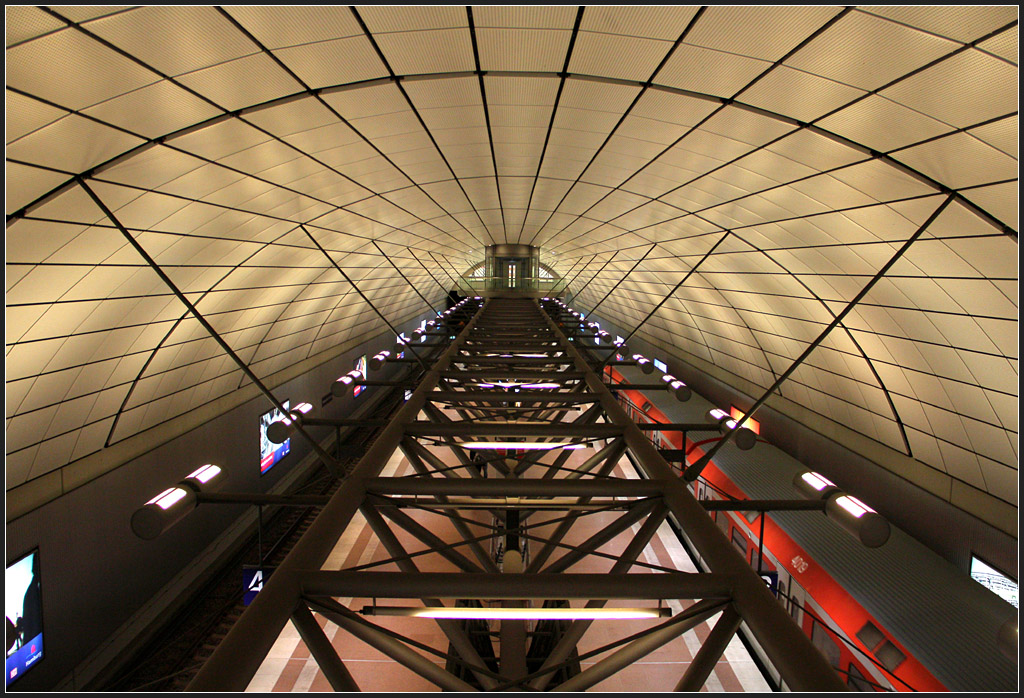 Großes Gewölbe - 

S-Bahnstation Hamburg Flughafen (Airport), eröffnet am 12.12.2008. Blick vom Zwischengeschoß in die Halle. 29.08.2011 

(M)