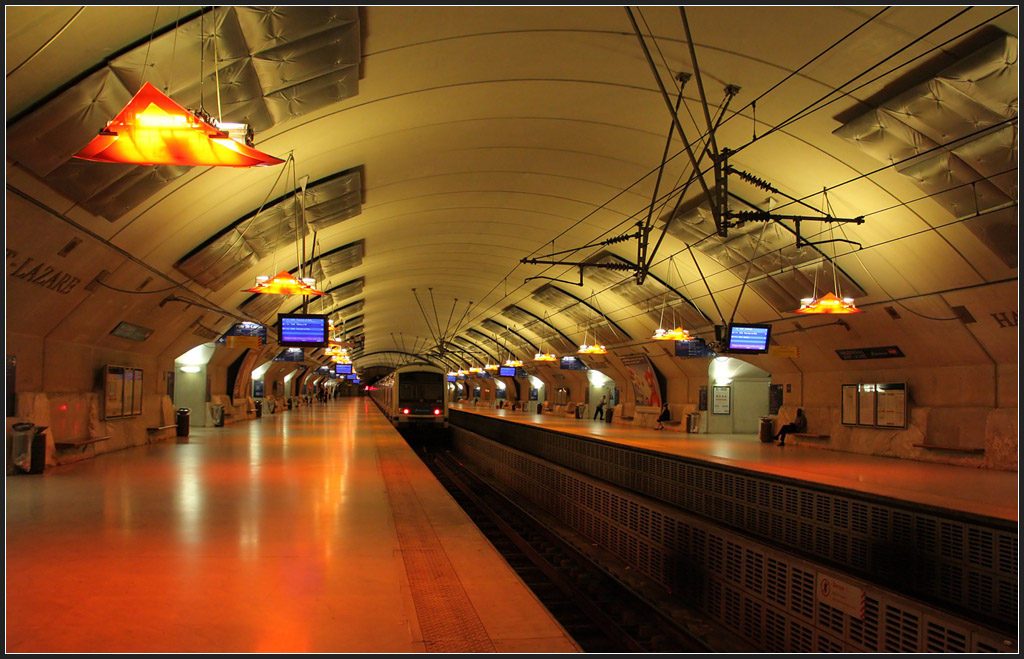 Großes Mittelschiff - 

Die beiden mittleren Bahnsteiggleise der RER Station  Haussmann - Staint-Lazare  befinden sich unter einem gemeinsamen großem Gewölbe. Der Tunnel für die Linie E ging am 14.07.1999 in Betrieb. Zur Zeit ist diese Station Endstation, ein Weiterbau des Tunnels bis La Defense ist geplant. 

19.07.2012 (M)