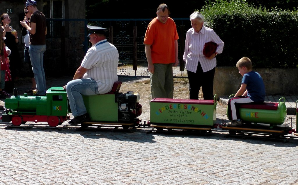 Groes Volksfest in Niederau, eine kleine Eisenbahn zieht ihre Runden
12.08.12   gegen 13:00 Uhr