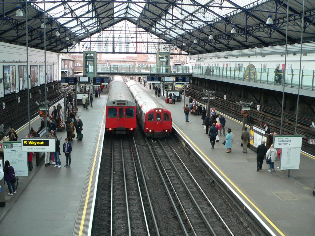 Gro�profil- (links) und Kleinprofil-Fahrzeug in Earls Court. Gut zu sehen, dass die Kleinprofilfahrzeuge f�r eine bestimmte Tunnelform gebaut wurden. 10.4.2012, London