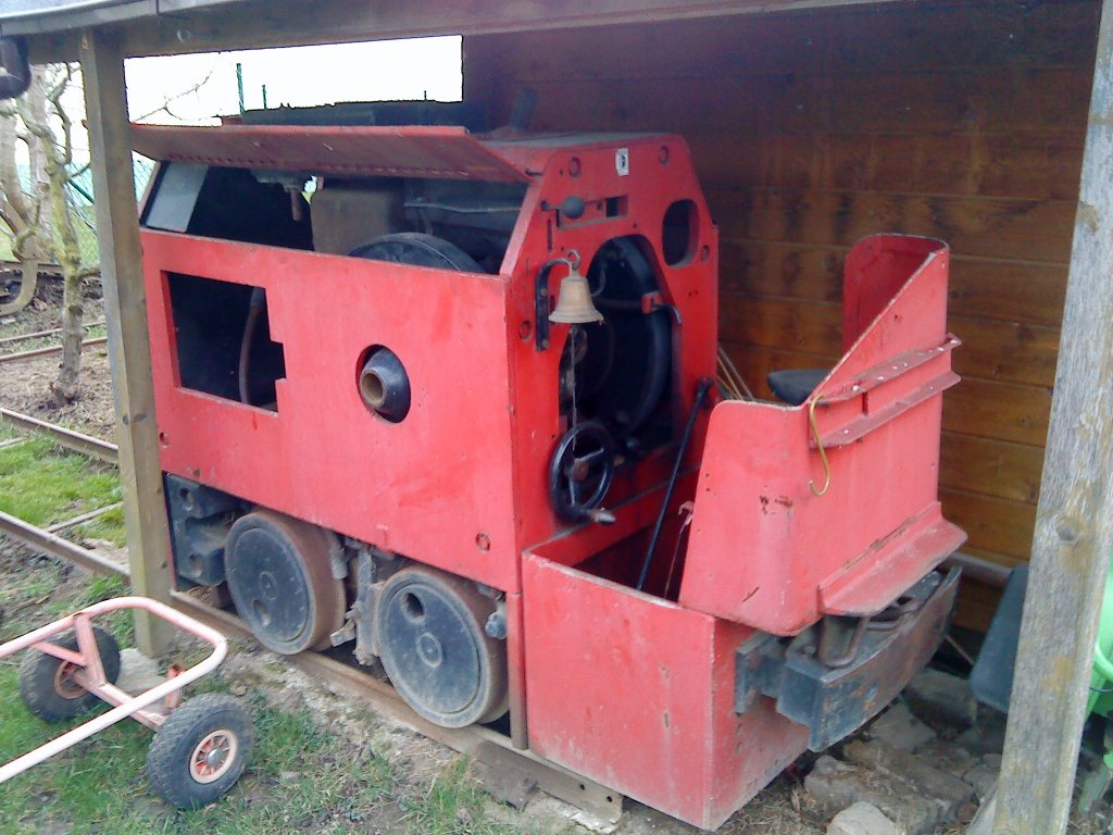 Grubenbahndiesellok oder auch Untertagelok.Hier in einem nicht sehr gutem Zustand.Sie wurde fr den Feldbahnbetrieb eingerrichtet.Im Privatbesitz von Thomas Kersting.
