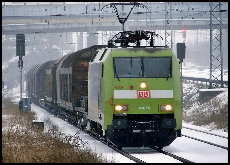 Gr�n auf wei�. 152 005-5 -Claas- mit einem G�terzug von der Insel R�gen kommend. am 19.02.09