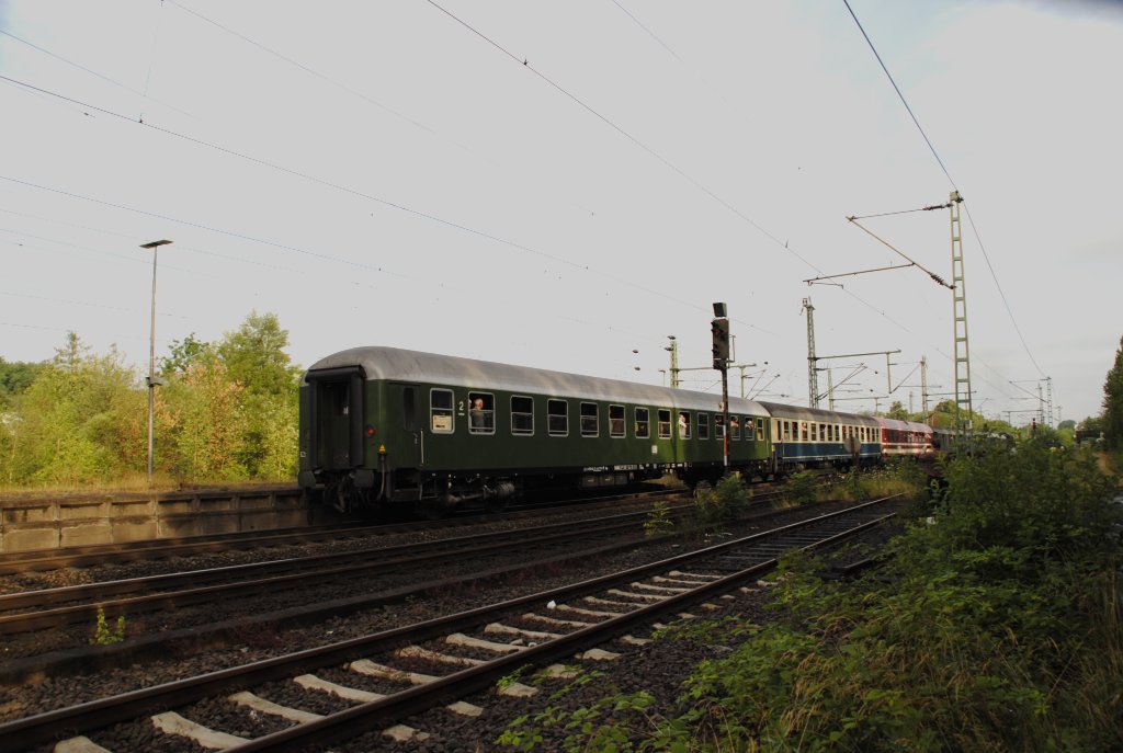 Grner 2. Klasse Wagen an einen Damofsonderzug verlsst Pinneberg am 18. Juli 10.