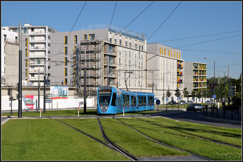Grünes Gleisdreieck - 

Zwischen den Haltestellen  Argo  und  Médiathèque Croix Rouge  ist der Abzweig zum  Gare Champagne TGV  für die Linie B mit einem Gleisdreieck angeschlossen. Auf dem Bild sind Sanierung- und Neubaumaßnahmen in dieser Plattenbausiedlung erkennbar, die der Straßenbahnbau nach sich gezogen hat. Das Wohngebiet wird deutlich aufgewertet. 

24.07.2012 (J)