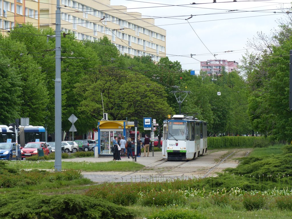 Grünes Stettin - hier allerdings nur durch entsprechende Motivwahl. Die Straßenbahnen fahren in der Innenstadt vorrangig auf vielbefahrenen Hauptstraßen, meist im eigenen Gleisbett. An den großen Plätzen müssen sie dann schonmal mehrere Minuten warten, die Umlaufzeiten der Ampeln sind ziemlich lang. Hier im Bild ist die Tram wirklich schief, die Häuser sind gerade. 11.5.2013, Plac Rodła, Szczecin