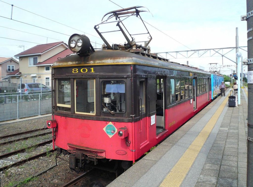Grunddaten der Chshi-Bahn (Chshi Dentetsu,  elektr.Bahn von Chshi ): Sie beginnt im Fischerhafen Chshi an der Spitze der in den Pazifik ragenden Halbinsel direkt stlich von Tokyo und fhrt zum 6,4km entfernten Fischerdorf Tokawa. Sie ging 1998 und wieder 2006 pleite und konnte nach Veruntreuung von Geldern durch die alte Direktion sich nicht refinanzieren. Schliesslich brachte sie durch eine berhmt gewordene Verkaufsoffensive von schmackhaften rice crackers und einen Untersttzungsverein genug Geld zusammen fr eine minimale Revision eines Wagens und der Anlagen. Im Bild ist ein Zug gerade in Chshi eingetroffen, 1.Juli 2010. 