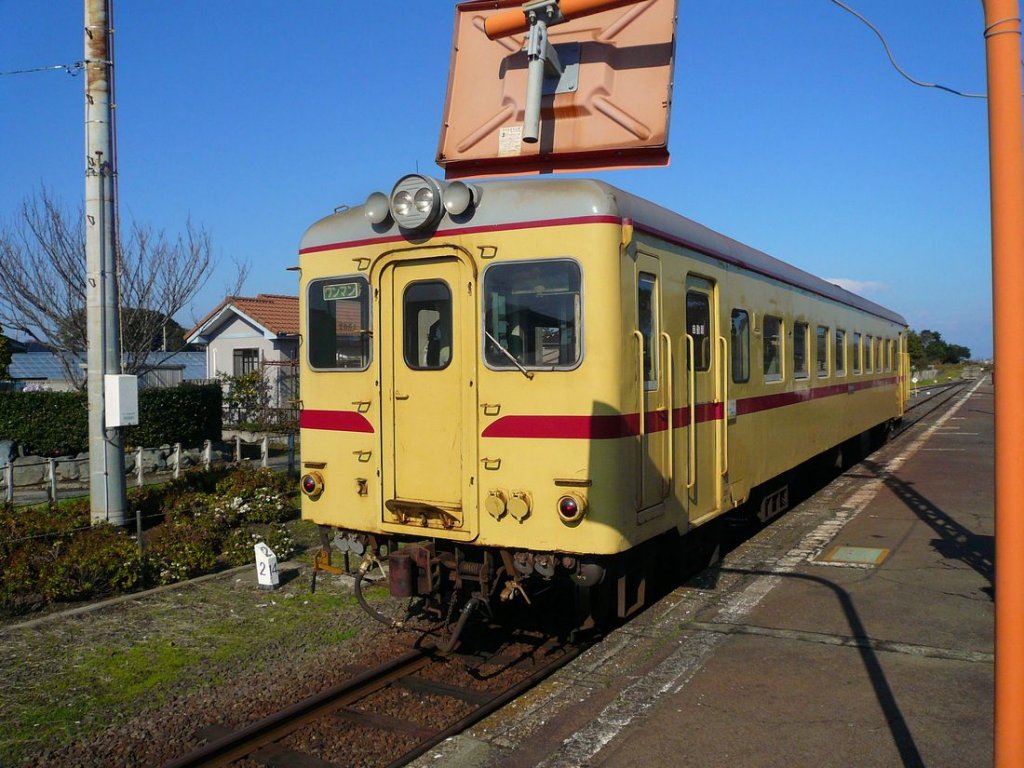 Grunddaten der Hitachinaka-Bahn: Die Hitachinaka-Bahn ist eine kleine Privatbahn von der Stadt Katsuta aus, nordstlich von Tokyo; 1067mm-Spur, 14,3km lang, dank kommunaler Trgerschaften und starker lokaler Untersttzung 2008 der Stilllegung entgangen. Beim Erdbeben im Mrz 2011 haben nun gewaltige tektonische Verschiebungen Teile der Strecke vllig zerstrt. Im Bild steht der alte Triebwagen 2004 an der Endstation Ajigaura an der Pazifik-Kste, 26.November 2009.