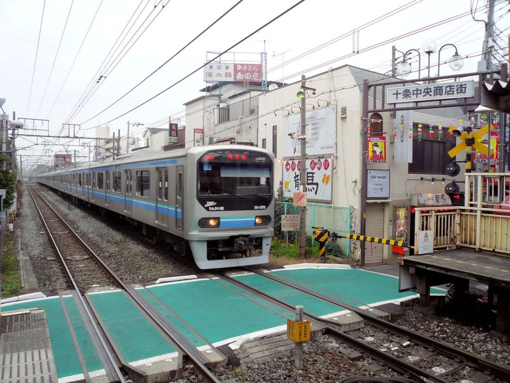 Grunddaten der Rinkai-Linie: Diese 12,2km lange Linie (1067mm-Spur) verbindet die Tokyo-Innenstadt durch einen fast 9km langen Tunnel unter der Bucht von Tokyo mit den Gebieten stlich davon.  Rinkai  heisst  aufs Meer blickend . In Tokyo ist die Linie mit der von den JR betriebenen S-Bahn Saiky-Linie nach Nordwest-Tokyo verknpft; Zge der Rinkai-Linie fahren durch. Die Rinkai-Linie wurde 1996-2002 erbaut; heute besitzt sie 8 10-Wagenzge, die alternierend mit JR-Zgen eingesetzt werden. Hier ist Zug Nr.7 mit Frontwagen 70-070 am 27.Februar 2010 in Tokyo-Jj an der Saiky-Linie. 
