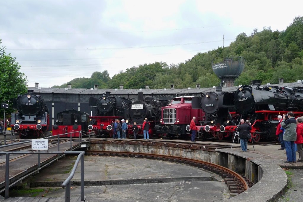 Gruppenbild mit Dampf- und Dieselloks vor dem Rundlokschuppen in Bochum Dahlhausen am 18.9.2010: 01 008, K�f, 66 002, 97 502, 74 1192, V9, 53 075, 44 377.