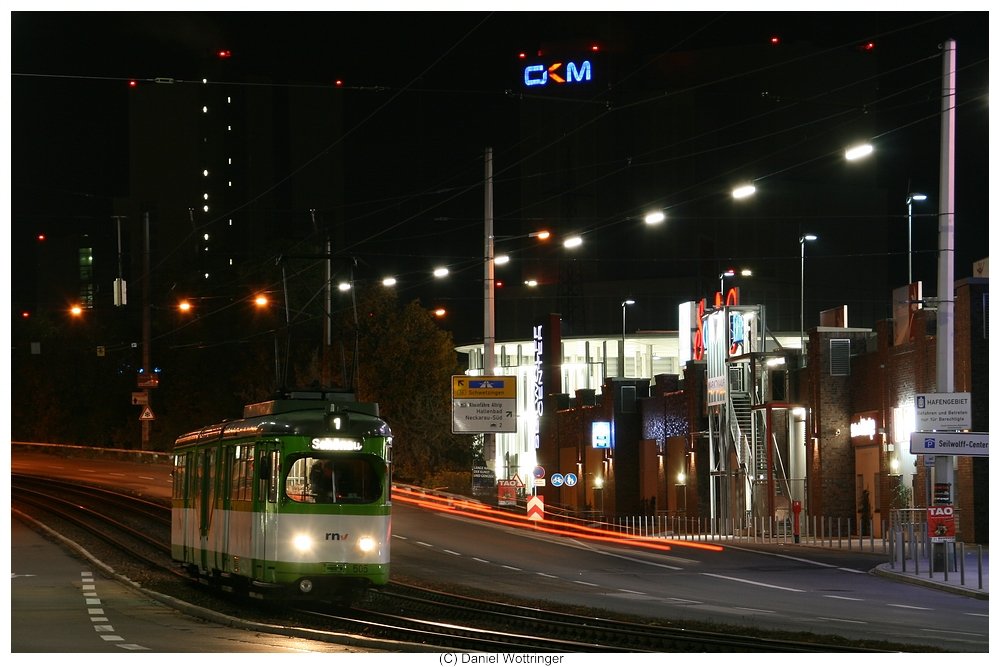Gt 505 in der Nacht vom 07. auf den 8. November am Neckarauer Bahnhof, im Hintergrund das GKM, dass bei Bahnfreunden f�r die Dampfspeicherlokomotiven bekannt sein d�rfte.