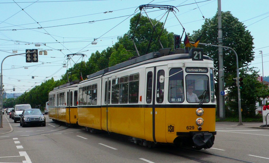 GT4 Prchen 629 und 630 (Typ 31.3d) in der Mercedesstrasse (Bad Cannstatt) auf der Museumslinie 21 am 20.05.2012