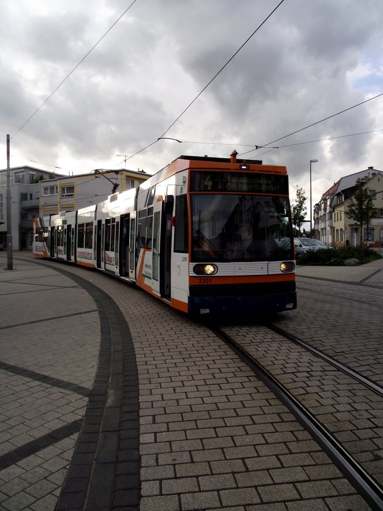 GT6N von RNV in Oggersheim am 18.09.11 in Stau da ein BRN Bus die Schienen blockiert