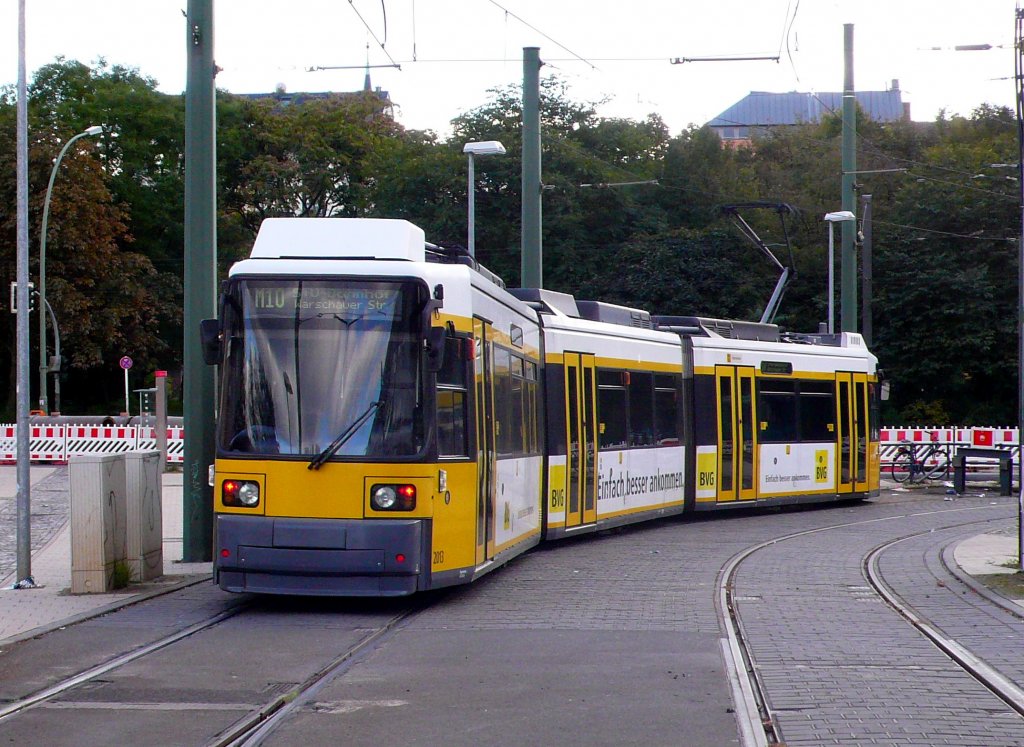 GT6N-ZR 2013 der Linie M10 bei der Endhaltestelle Nordbahnhof am 14.10.2011