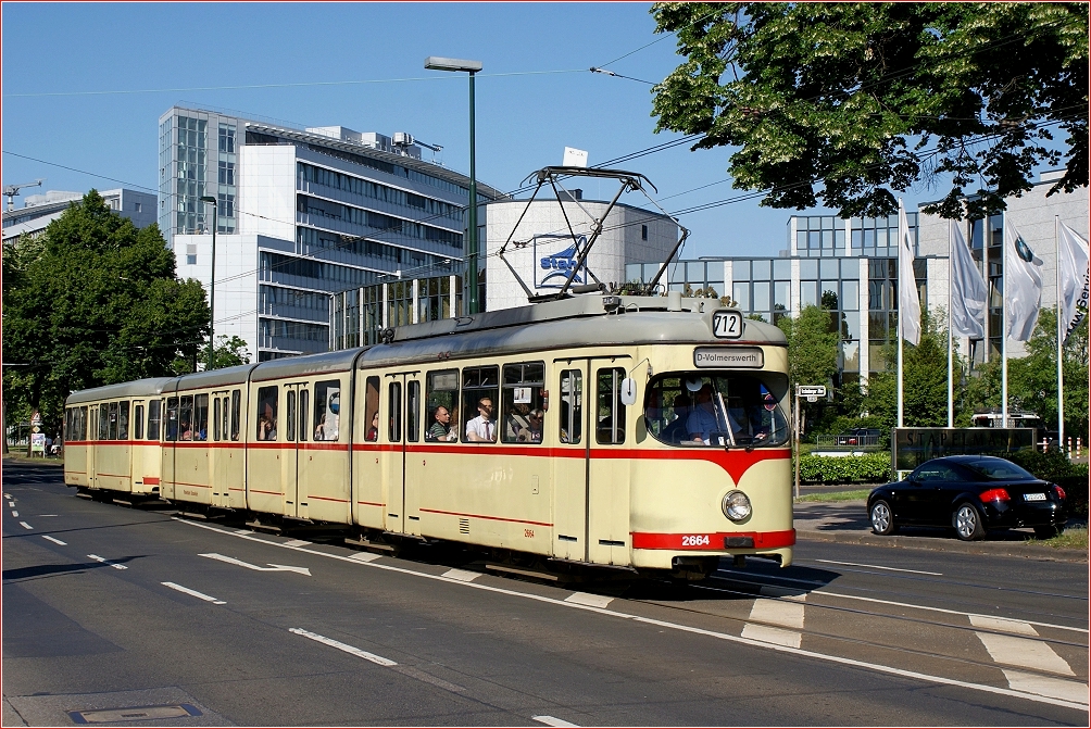 GT8 2664 + Bw 1679 auf der Grafenberger Allee (15. Juni 2010)