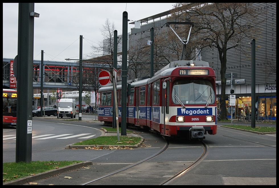 GT8S 3055 bei der Einfahrt in die Haltestelle Dsseldorf Hbf (ausgerichtet)