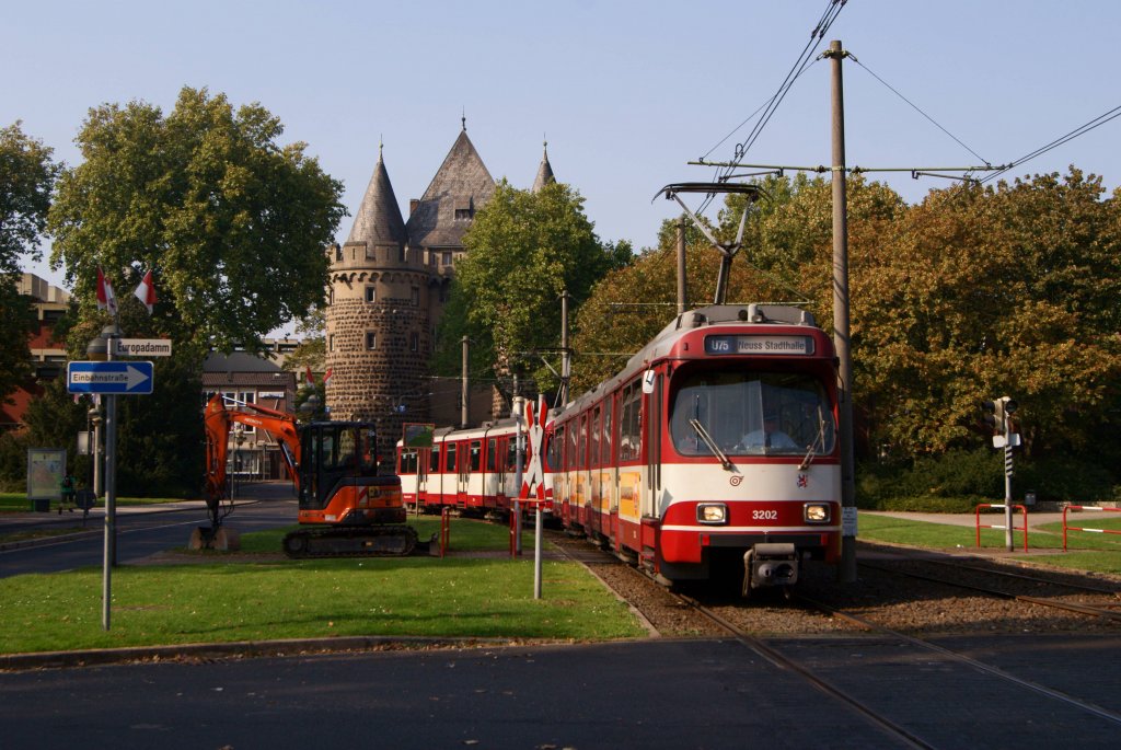 GT8SU 3210 und 3202 am Neusser Stadtor am 02.10.2011