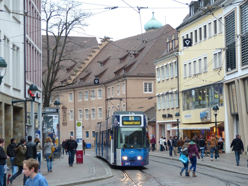 GT8Z (Nr. 241) am Bertoldsbrunnen auf der Linie 5 nach Rieselfeld, 20.4.2013