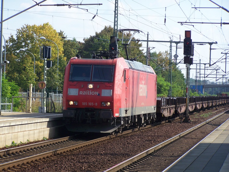 Gterzug mit der E-Lok 185 165-8
im Bahnhof Frstenwalde