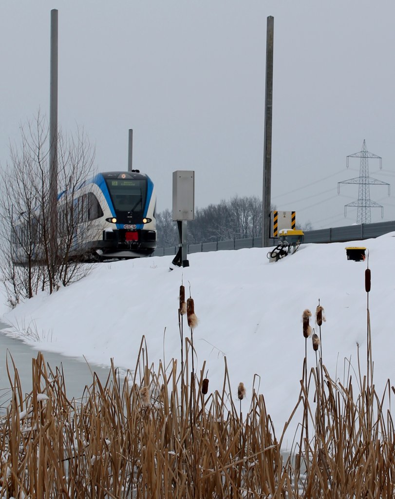 GTW 08 ist einfach mein Liebling . Durcch die blaue Farbe sticht er zwischen den andern 12 heraus. Hier zu sehen bei der einfahrt in den Bahnhof Wettmansttten am 12. Februar 2013.