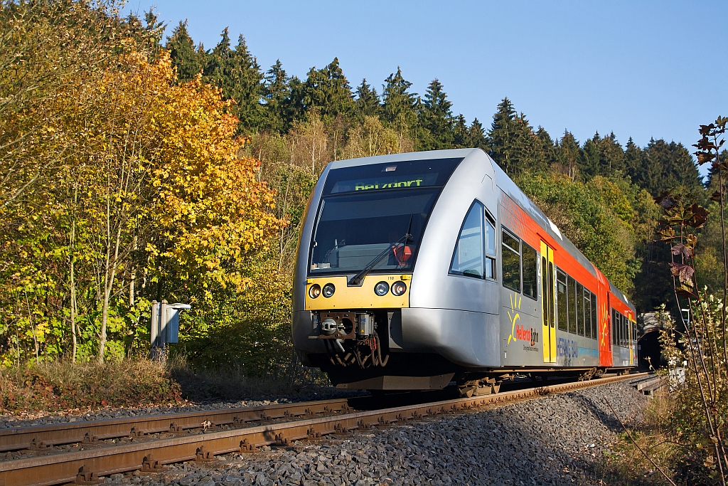 GTW 2/6 (646 118.0) der Hellertalbahn am 23.10.2011 fhrt vom Haltepunkt Herdorf-Knigstollen weiter Richtung Betzdorf.