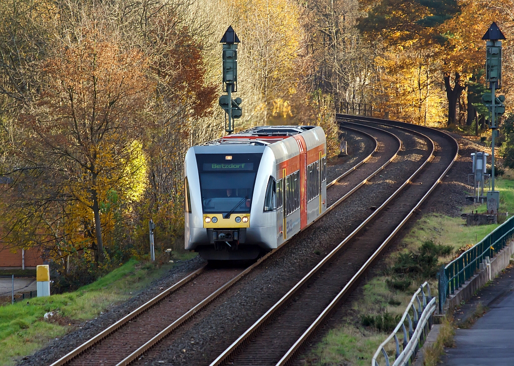 GTW 2/6 der Hellertalbahn am 05.11.2011 in Betzdorf/Sieg, hier kurz vor dem Endbahnhof.