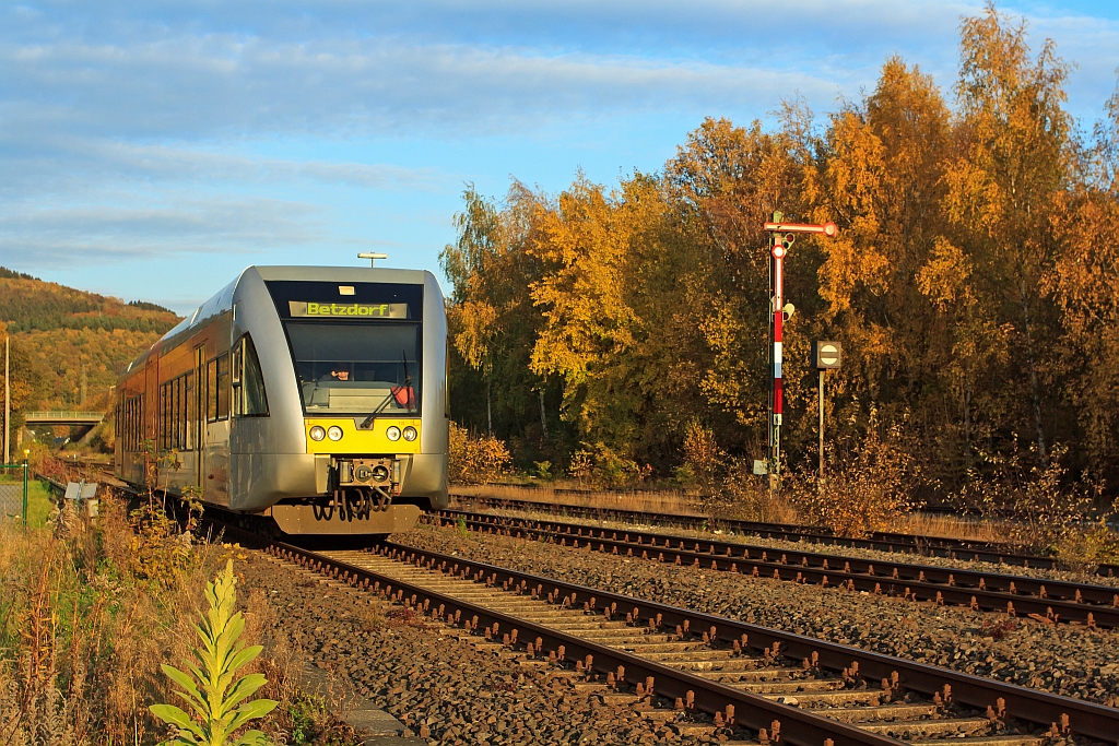 GTW 2/6 der Hellertalbahn fhrt am 28.10.2011 Richtung Betzdorf, in Herdorf zwischen Stellwerk Ho und Bahnhof.