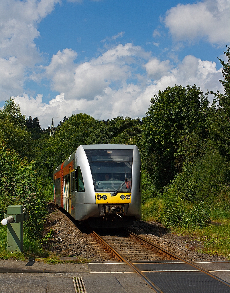 GTW 2/6 der Hellertalbahn kommt am 04.08.2012 von Betzdorf, sofort hinter dem Bahnbergang ist der Haltepunkt Grnebacher Htte. 
Einen freundlichen Gru an den immer freundlichen Tf.  Die HellertalBahn - die sympathische Verbindung,  das ist der Slogan der Bahn, das ich auch einfach nur besttigen kann.