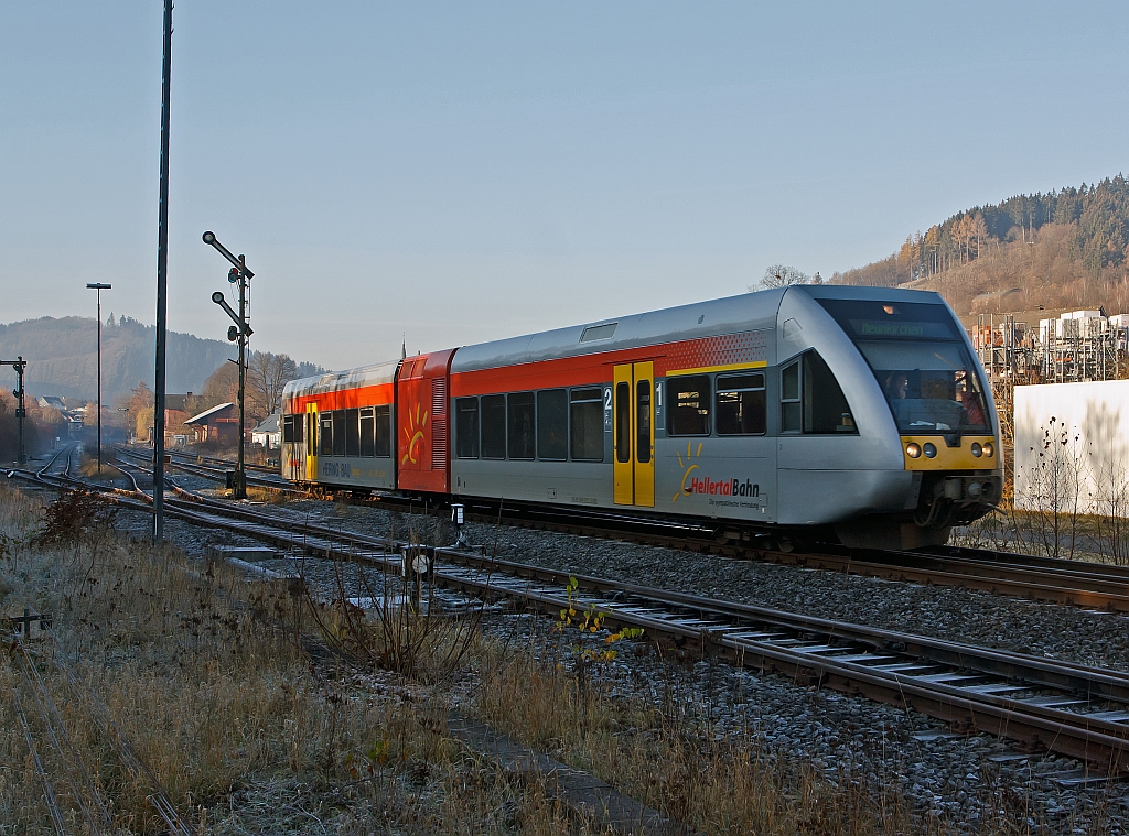 GTW 2/6 der Hellertalbahn, kommt von Betzdorf und fhrt Richtung Neunkirchen, hier am 21.11.2011 um 9:48 Uhr kurz vom Stellwerk Herdorf Ost. 