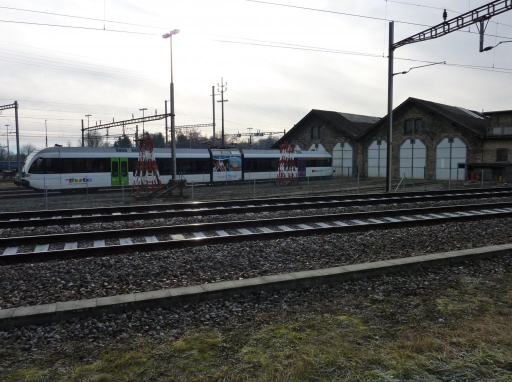 GTW 2/6 der Thurbo in Romanshorn vor der Lokremise, die auch das Locorama beherbergt.