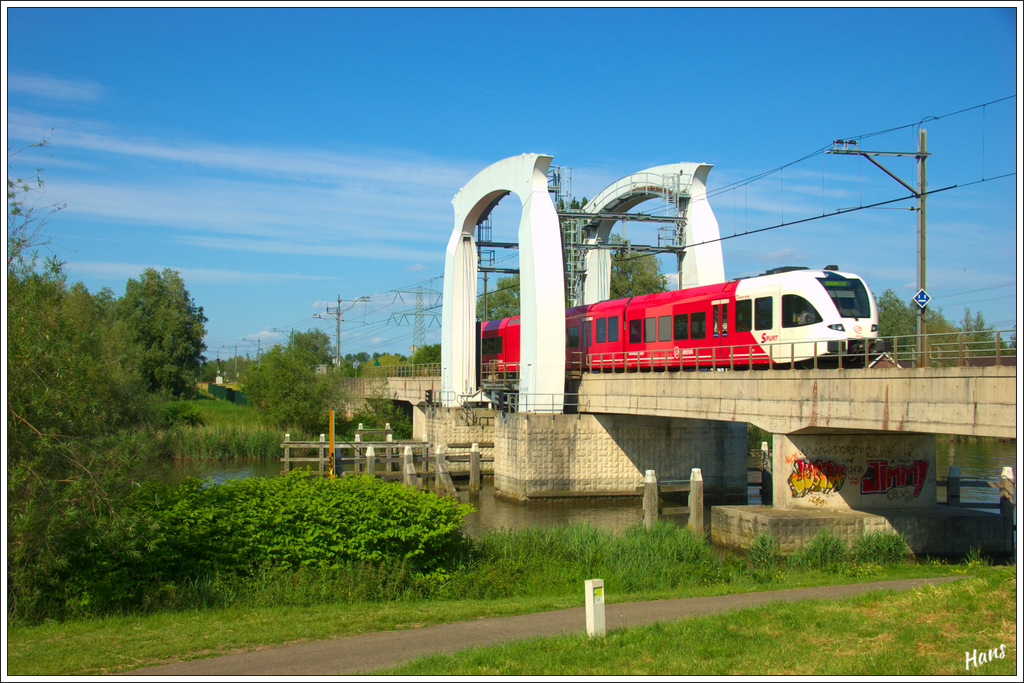 GTW 2/8 'Hendrik Hamel' von Arriva fhrt als Regionalzug 36752 auf der Wantijbrcke dem Bahnhof von Dordrecht entgegen, 2. Juni 2012.