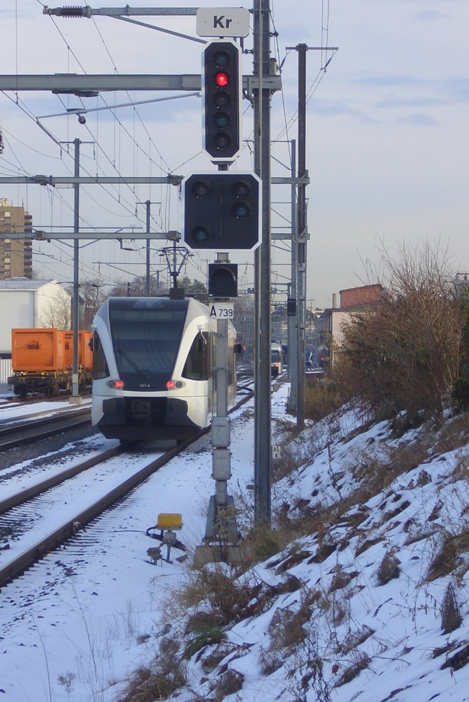 GTW AK RABe 526 741-4 wartend auf seine Freigabe..
Im Hintergrund zu sehen: Ein weiterer GTW  Bluemechischtli , weiter (im Bahnhof Kreuzlingen) nochmals ein AK, rechts daneben der RE mit BR 146.
22.12.09.