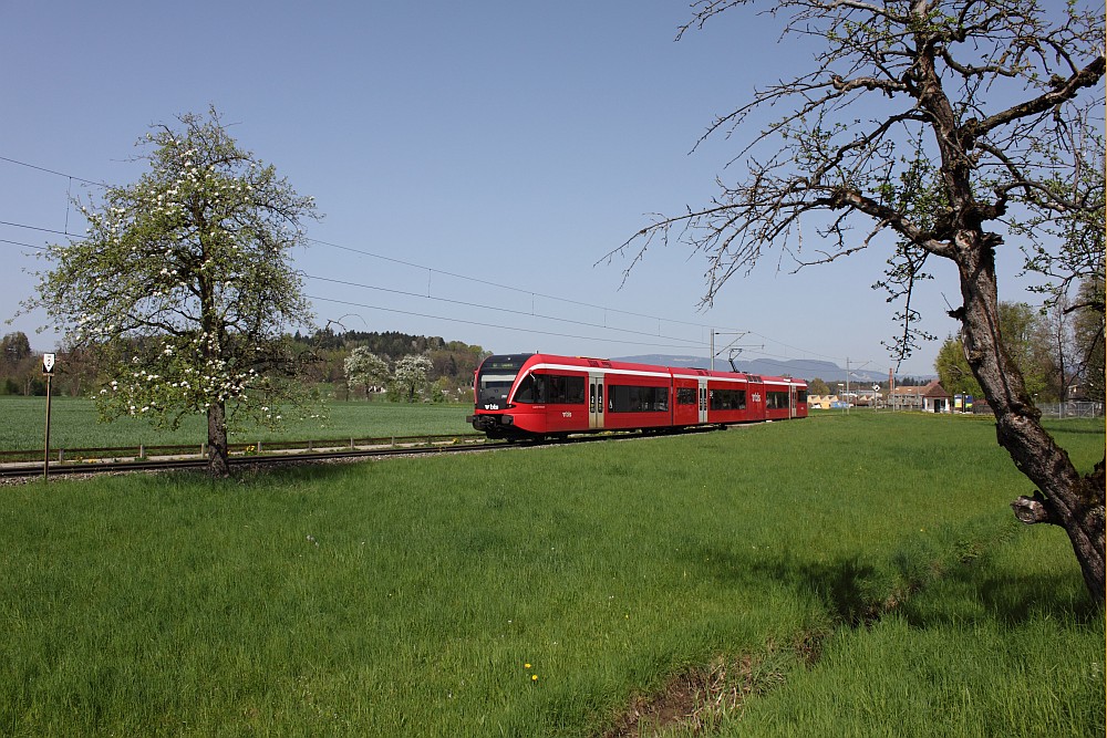 GTW der BLS verlsst soeben die Haltestelle Gutenburg zwischen Langenthal und Huttwil in Richtung Madiswil am 10. April 2011.